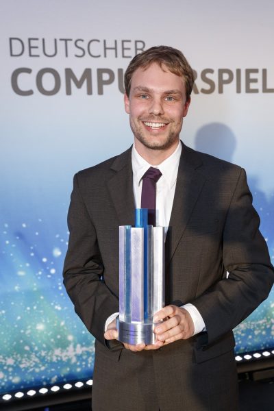 Nick_Prühs_von_Daedalic_Entertainment_mit_dem_Deutschen_Computerspielpreis_für_Bestes_Gamedesign