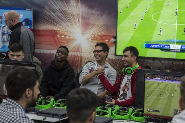 Das FIFA 19-Turnier im Saturn HH Altstadt war bereits sehr erfolgreich. Sowohl Teilnehmer als auch Zuschauer sind auf ihre Kosten gekommen.